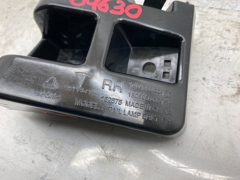 1494039-00-D ⭕ 20-24 Model Y Rear Passenger Tail Lamp Taillight Bracket Right RH 1494039-00-D