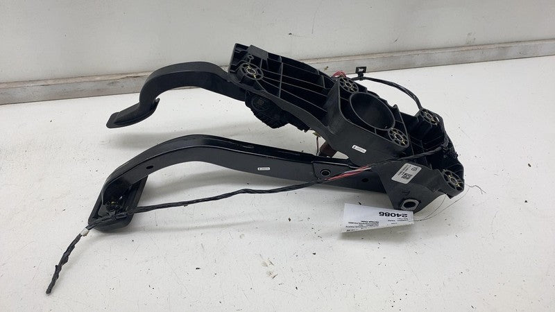 ⭕ 2020-2023 Tesla Model Y Accelerator and Brake Pedal Pad Assembly 118