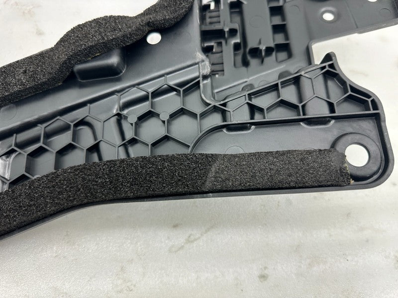 1080702 00 A 16-20 Tesla Model X Passenger Lower Tailgate C-Pillar Mount Bracket 1080702-00-A