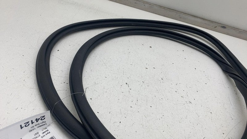 4KE831721 ⭕ 19-23 Audi E-Tron Quattro Front Right Body Weathership Rubber Seal 4KE831721