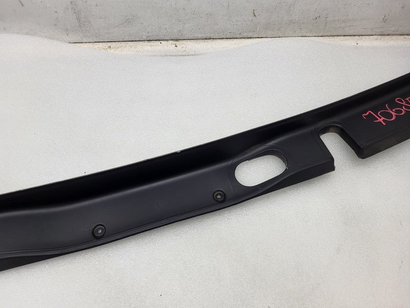 1047885 00 C ⭕ 16-20 Model X MX Rear Center Tailgate Liftgate Upper Trim Molding 1047885-00-C