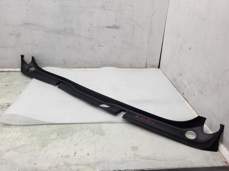 1047885 00 C ⭕ 16-20 Model X MX Rear Center Tailgate Liftgate Upper Trim Molding 1047885-00-C