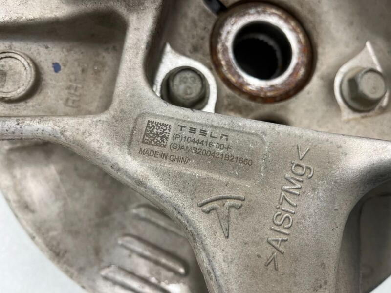 1044416 00 F 2017-2022 Tesla Model 3 Rear Right Spindle Knuckle Disc Rotor Wheel Hub Shield