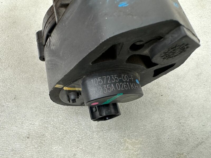 105723500F 2016-2020 Tesla Model S MS Electric Auxiliary Coolant Water Pump w/ Bracket Assy