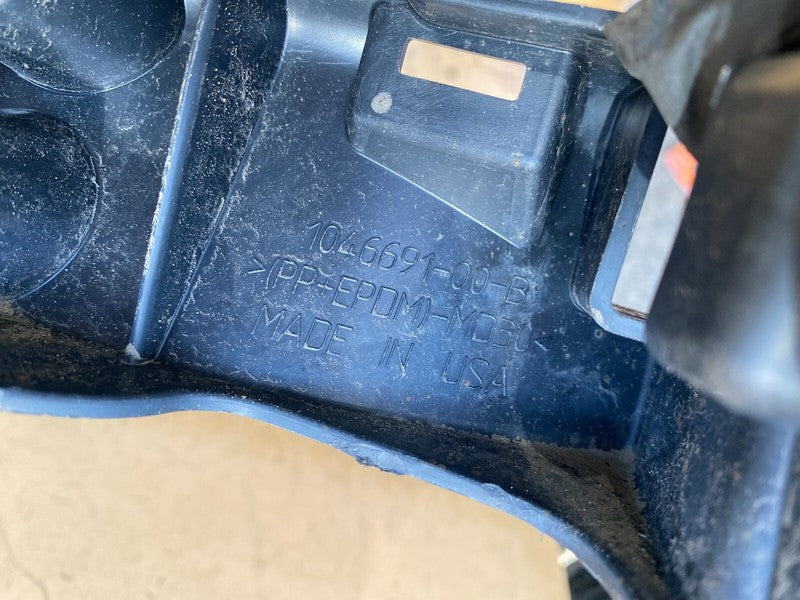 104669100B ⭕ 2016-2023 Tesla Model X Rocker Carrier Panel Trim Bracket Right 1046691-00-B