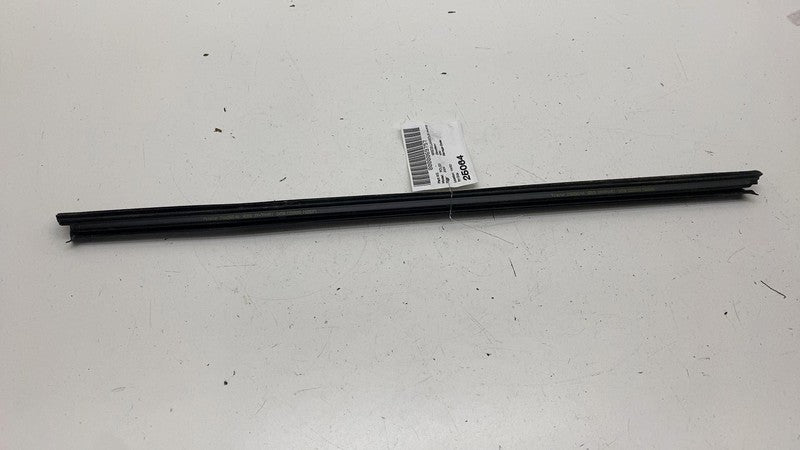31662565 ⭕ 21-23 Polestar 2 Front Right Door Window Inner Belt Weatherstrip Seal 31662565