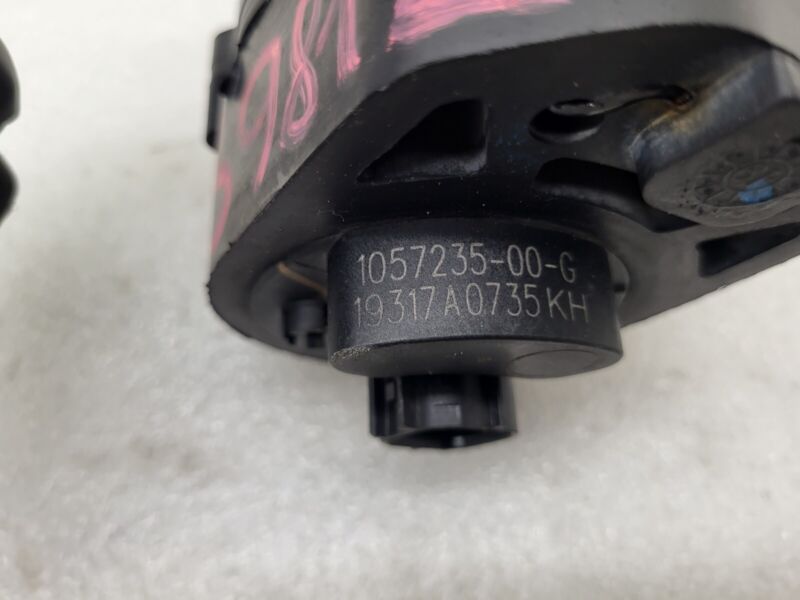 1057235 00 G 2016-2020 Tesla Model S MS Electric Auxiliary Coolant Water Pump w/ Bracket Assy