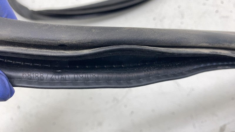 ⭕ 2017-2023 Chrysler Pacifica Rear Passenger Right Door Body Weatherstrip Seal