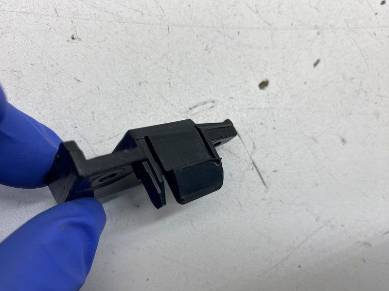 1734300 00 H ⭕ 24-26 Tesla Model 3 Front Center Bumper to Fender Bracket Right 1734300-00-H