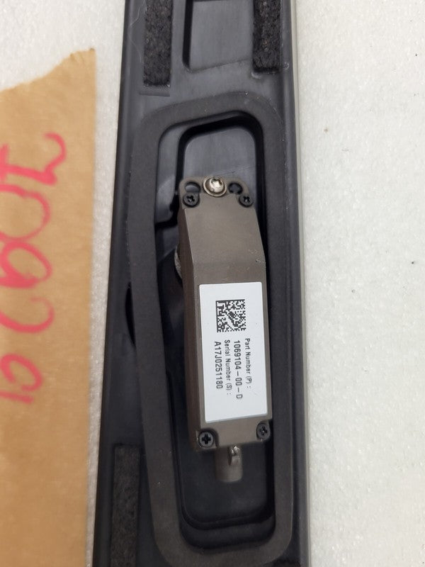 106910400D ⭕ 2016-2020 Tesla Model X MX Right B-Pillar Glass Applique & Camera 1092312-98-D