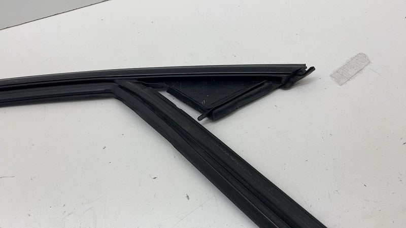 31108768 ⭕ 2021-2023 Polestar 2 Front Right Door Upper Weatherstrip Rubber Seal 31108768