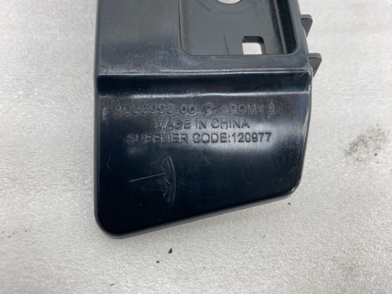 108399300D 2017-2023 Tesla Model 3 Rear Right Side Bumper Taillamp Taillight Mount Bracket
