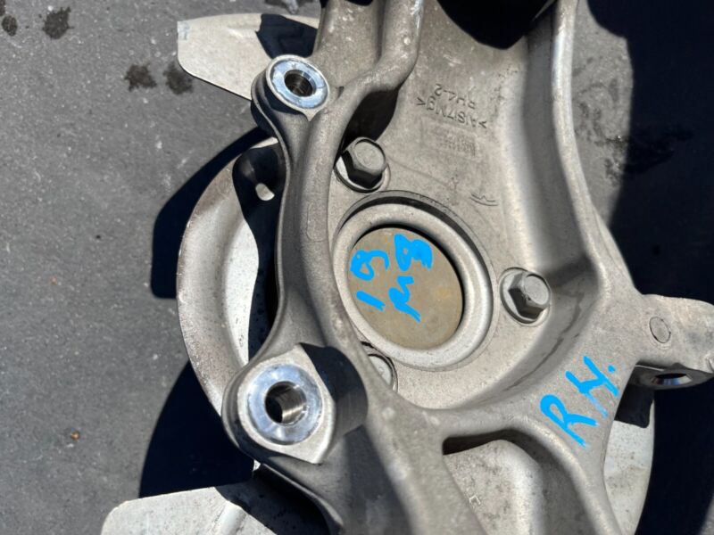 104431600E 17-23 Model 3 Front Right RWD Spindle Knuckle w/ Wheel Hub & Shield 1044316-00-E