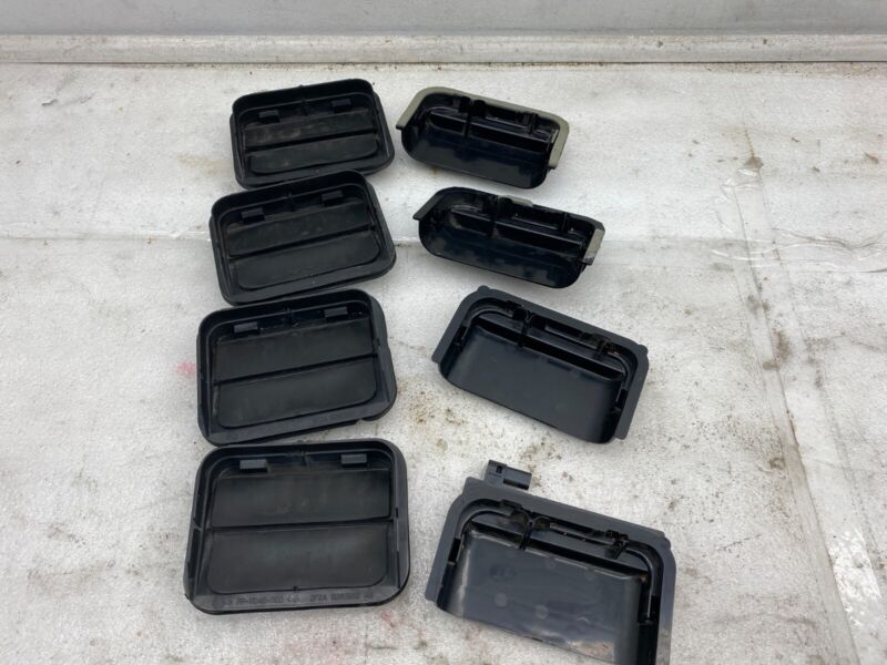 1069383 00 C 2016-2020 Tesla Model X Rear Quarter Panel Rubber Flap Extractor Air Vent Grille