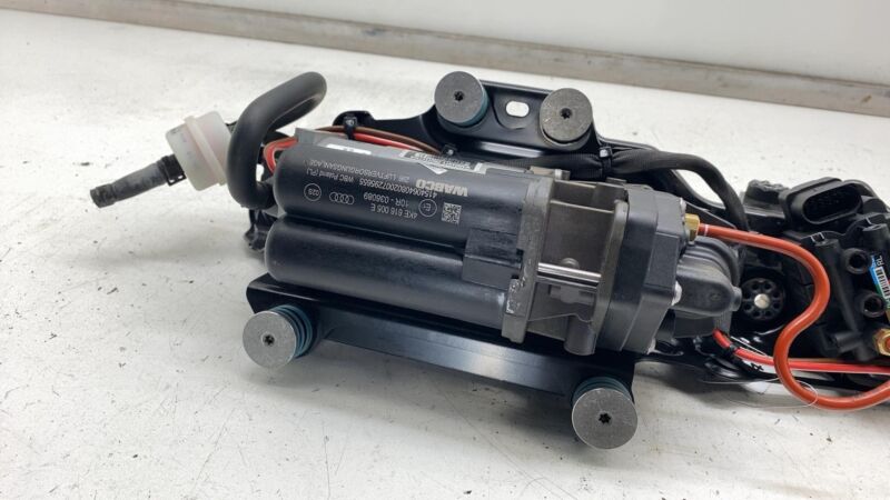 4KE616114D ⭕ 19-23 Audi e-Tron Air Ride Suspension Compressor Pump w/ Insulator 4KE616114D