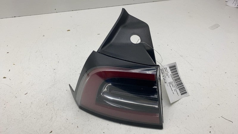 ⭕ 17-22 Model 3 Rear Left Outer Exterior Taillight Tail Lamp 3-Pin Red