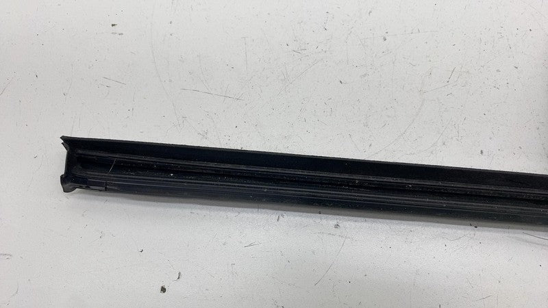 31662565 ⭕ 21-23 Polestar 2 Front Right Door Window Inner Belt Weatherstrip Seal 31662565