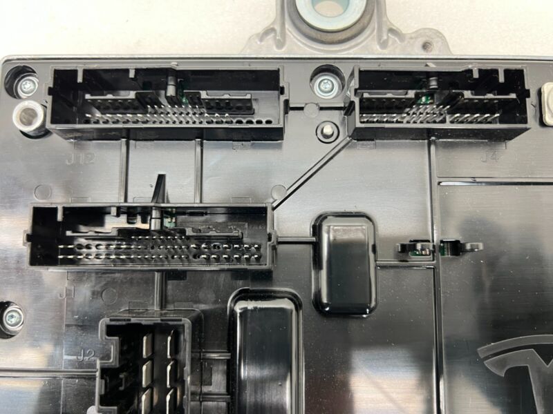 1118182 84 H 2017-2020 Tesla Model 3 Front Suspension Electrical Control Module 1118182-84-H