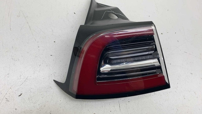 ⭕ 17-22 Model 3 Rear Left Outer Exterior Taillight Tail Lamp 3-Pin 107