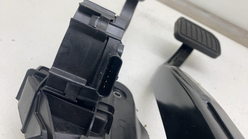 ⭕ 2020-2024 Tesla Model Y Accelerator and Brake Pedal Pad Assembly 118