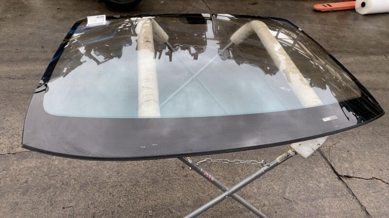 102163401D 2012-2015 Tesla Model S MS Front Windshield Heated Wiper Area (No Auto Pilot)