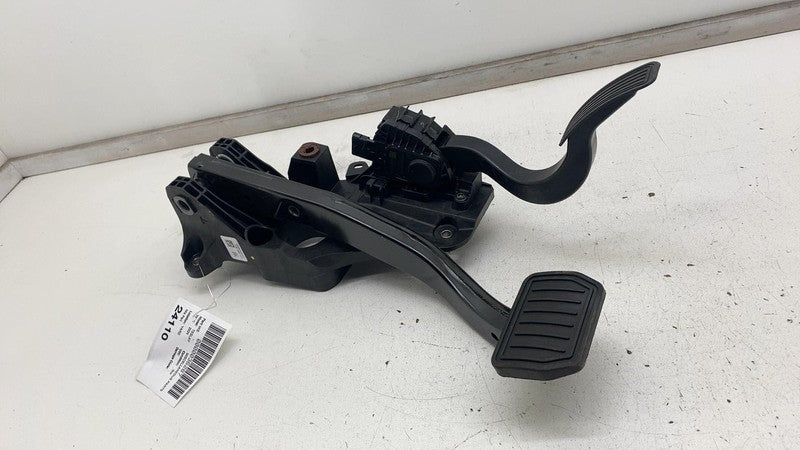 ⭕ 2020-2024 Tesla Model Y Accelerator and Brake Pedal Pad Assembly 118