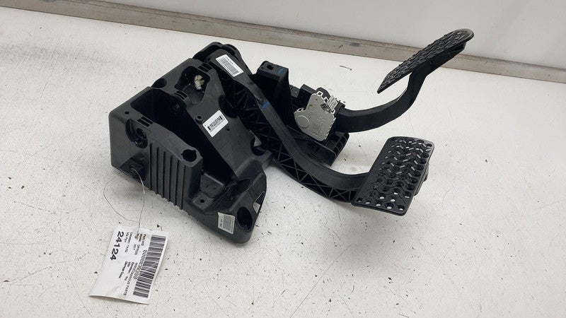 25863700 ⭕ 2014-2021 Dodge RAM ProMaster 1500 2500 3500 Front Accelerator & Brake Pedal