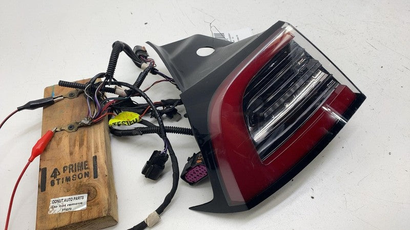 ⭕ 17-22 Model 3 Rear Left Outer Exterior Taillight Tail Lamp 3-Pin Red