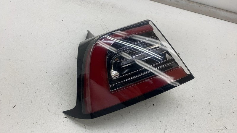 1077397 ⭕ 2017-2022 Model 3 Rear Driver Exterior Taillight Outer Tail Lamp Left 1077397