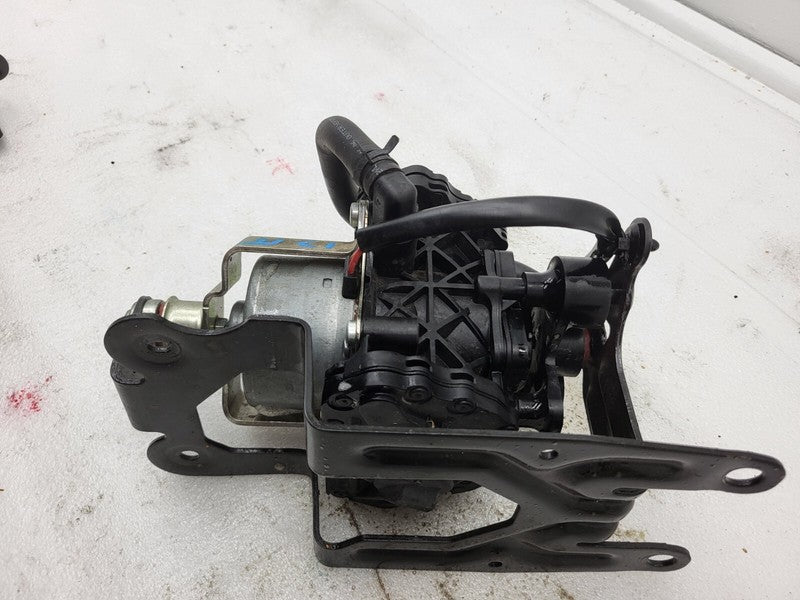 100343900A 12-15 Model S Brake Servo Booster Vacuum Pump & Isolator w/ Bracket 1003439-00-A