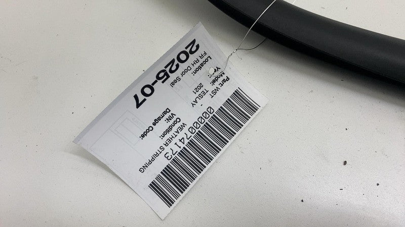 ⭕20-24 Tesla Model Y Front Right Door Body Weatherstrip Rubber Seal 14