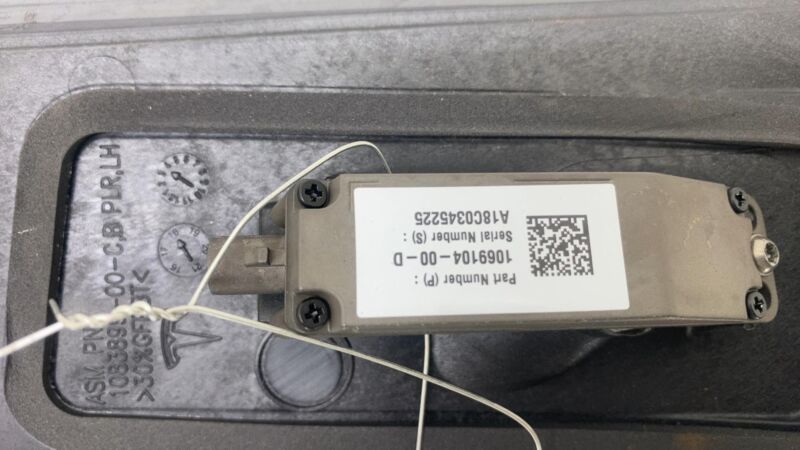 1092306 00 E ⭕16-20 Model S Driver Side B-Pillar Glass Applique & Camera Left LH 1092306-00-E