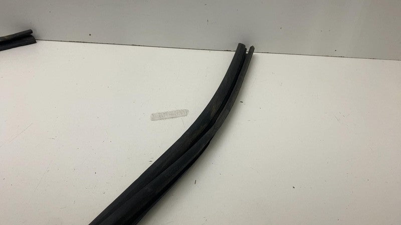 ⭕19-25 Chevrolet Silverado 1500 Rear Right Side Door Window Seal Weatherstrip RH