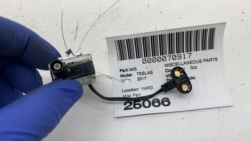 ⭕ 2012-2020 Tesla Model S Rear Right Radio Antenna Amplifier Module 10