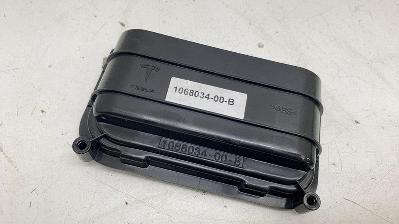 106938300B 16-20 Model X Quarter Panel Rubber Flap & Air Shroud Vent Extractor 1069383-00-B