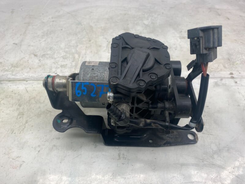 6006359 00 A 2012-2015 Tesla Model S Brake Servo Booster Vacuum Pump and Isolator w/ Bracket