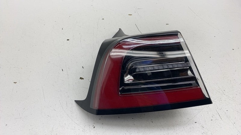 ⭕ 17-22 Model 3 Rear Left Outer Exterior Taillight Tail Lamp 3-Pin 107