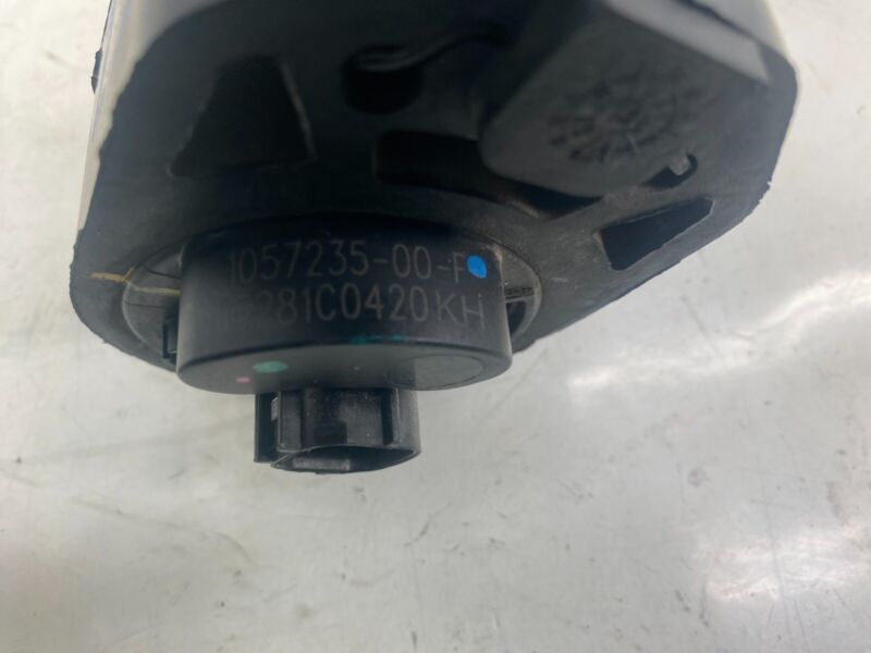 1057235 00 F 2016-2020 Tesla Model S MS Electric Auxiliary Coolant Water Pump w/ Bracket Assy