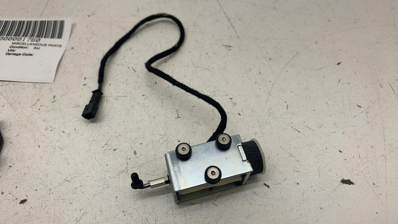 2089896X ⭕ 2017-2020 Tesla Model 3 M3 Dashboard Passenger Side Glove Box Latch Right OEM