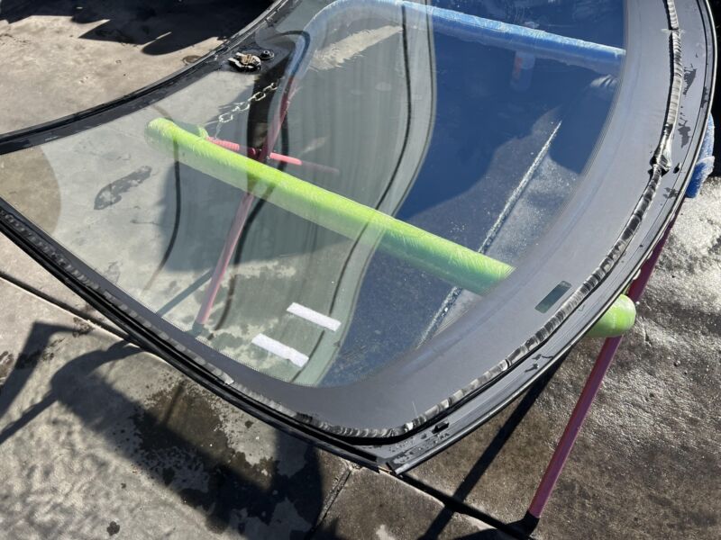 2012-2015 Tesla Model S Windshield Heated Wiper Area (Lower Mount Mirror Type)