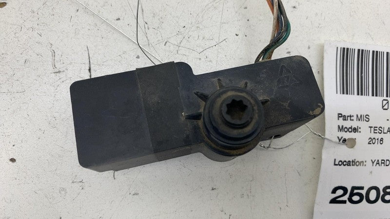 103855700C ⭕ 2016-2020 Tesla Model X Rear Left Charge Reflector Module Unit LH 1038557-00-C