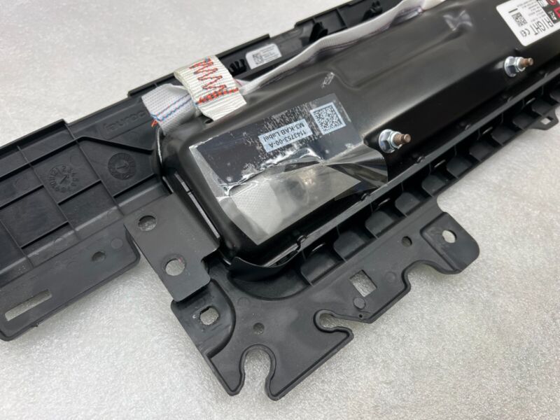 1077826-00-D ❇️17-23 Tesla Model Y 3 Right Knee Airbag Passenger Safety Module RH OEM 1077826