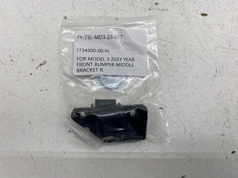 1734300 00 H ⭕ 24-26 Tesla Model 3 Front Center Bumper to Fender Bracket Right 1734300-00-H