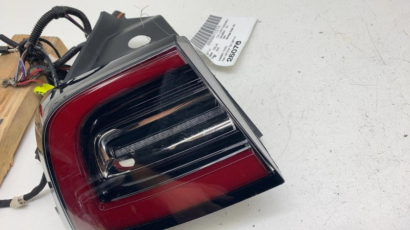 ⭕ 17-22 Model 3 Rear Left Outer Exterior Taillight Tail Lamp 3-Pin Red