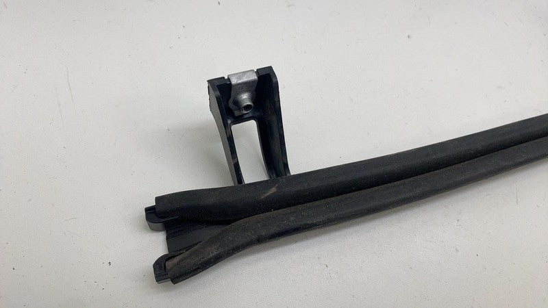 84923391 ⭕19-25 Chevrolet Silverado 1500 Front Right Door Window Glass Channel 84923391