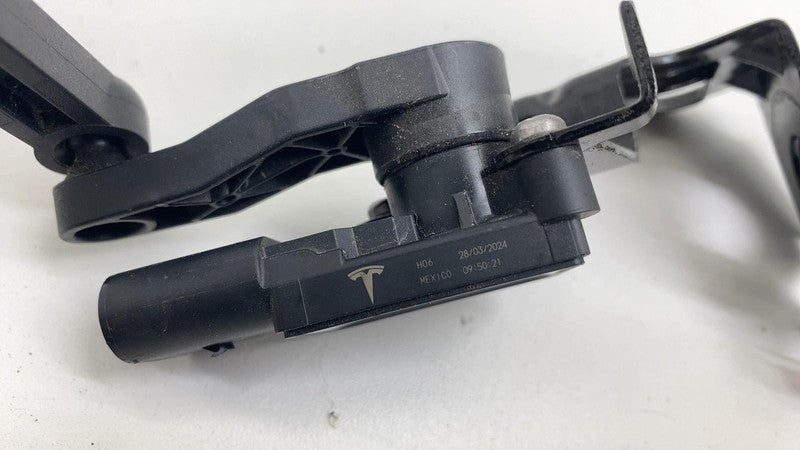 125097600B ⭕ 24-25 Cybertruck Rear Right Side Suspension Height Level Sensor 1250976-00-B