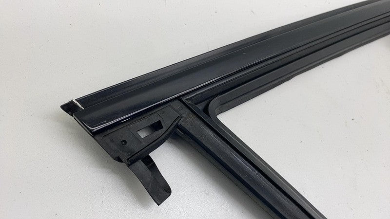 31108768 ⭕ 2021-2023 Polestar 2 Front Right Door Upper Weatherstrip Rubber Seal 31108768