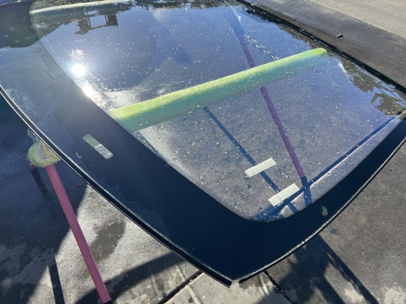 2012-2015 Tesla Model S Windshield Heated Wiper Area (Lower Mount Mirror Type)
