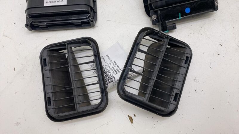 106938300B 16-20 Model X Quarter Panel Rubber Flap & Air Shroud Vent Extractor 1069383-00-B