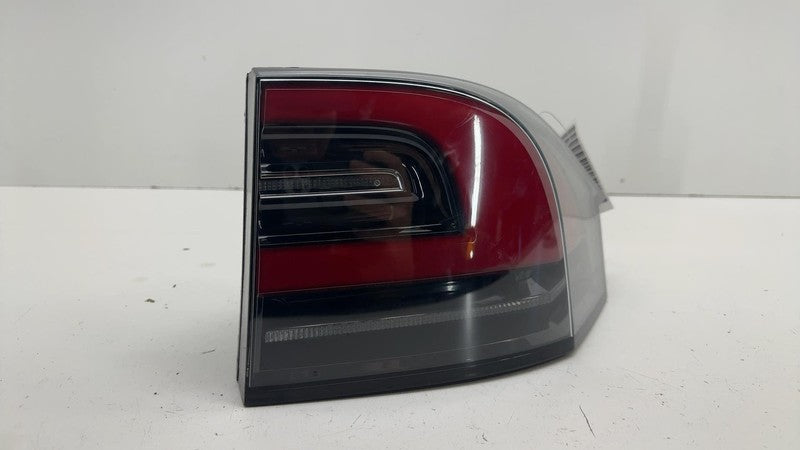 1034333-00-B ⭕ 2016-2020 Tesla Model X MX Rear Right Outer Taillight Tail Lamp 1034333-00-B